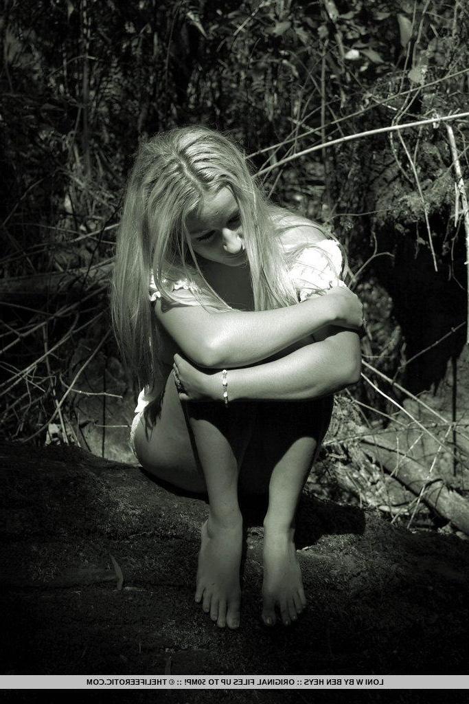 16P Elegant and sensual photos in monochromatic tone, featuring the beautiful Loni as she poses carefreely in the forest.