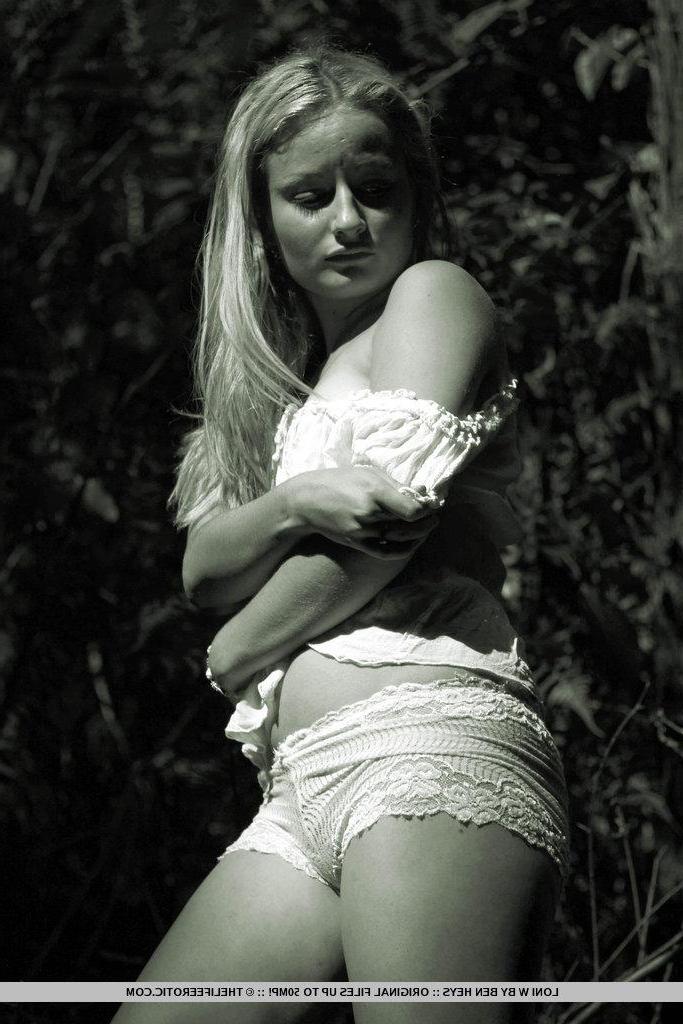 16P Elegant and sensual photos in monochromatic tone, featuring the beautiful Loni as she poses carefreely in the forest.