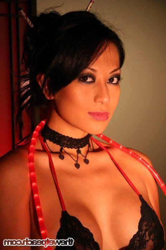 16P Pictures of a hot asian teen showing her hot nude body