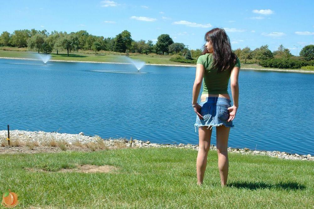 16P Pictures of teen amateur Danielle showing her sexy body outside