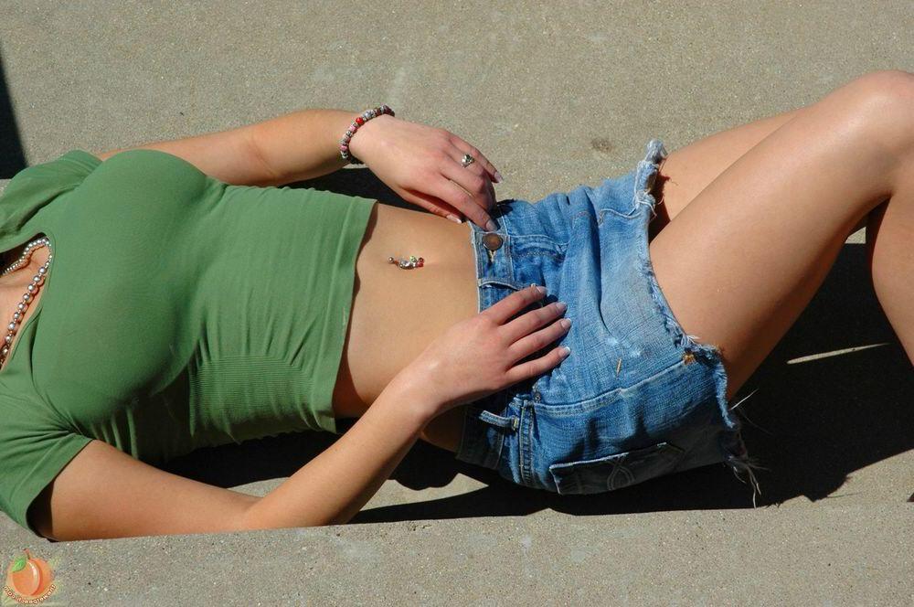 16P Pictures of teen amateur Danielle showing her sexy body outside