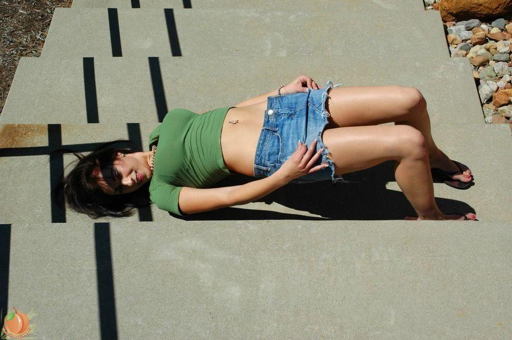 16P Pictures of teen amateur Danielle showing her sexy body outside