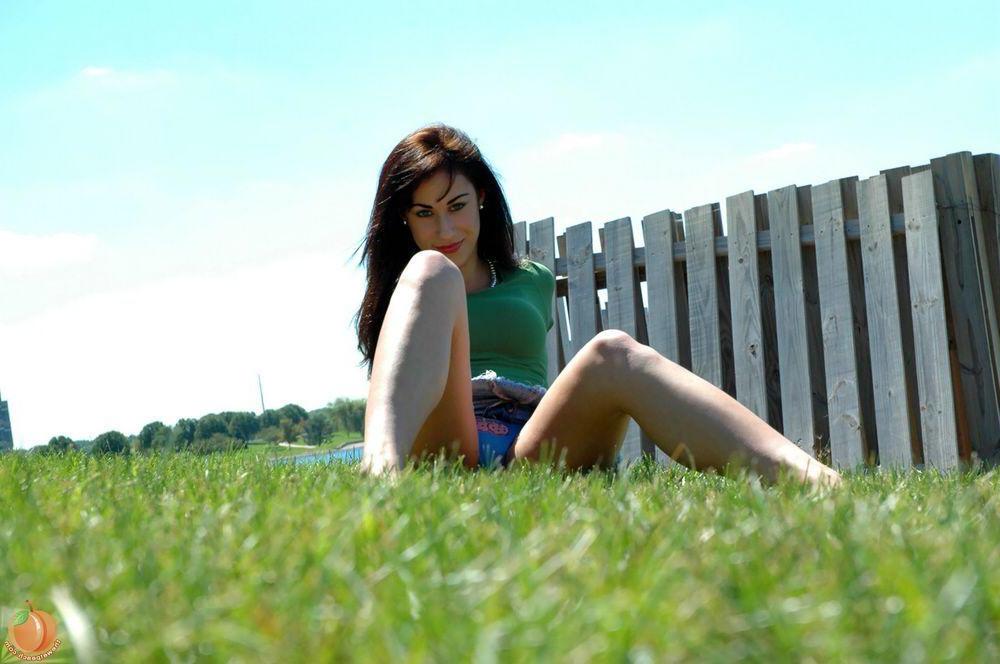 16P Pictures of teen amateur Danielle showing her sexy body outside