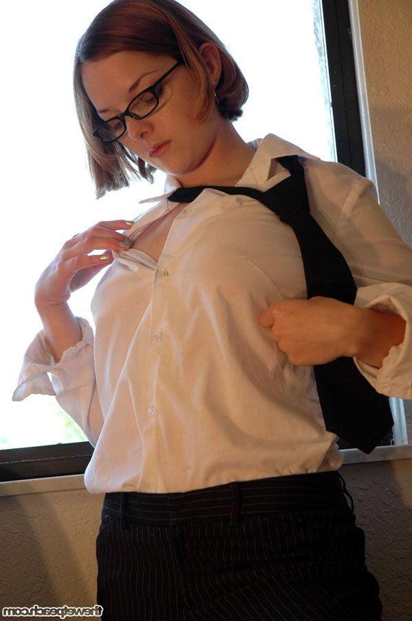 16P Pictures of wet peach Cindy showing her perfect body