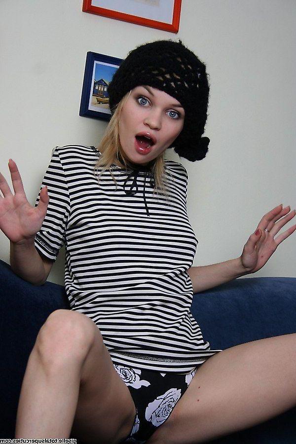 20P Pictures of Gisele teasing in a hat and leg warmers