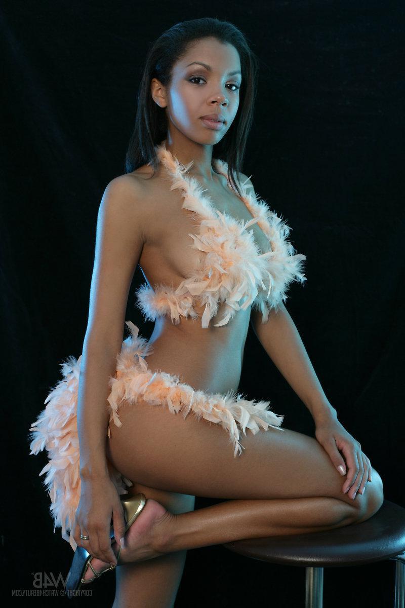 16P Ebony babe Mary wears only her high heels in "Glance"