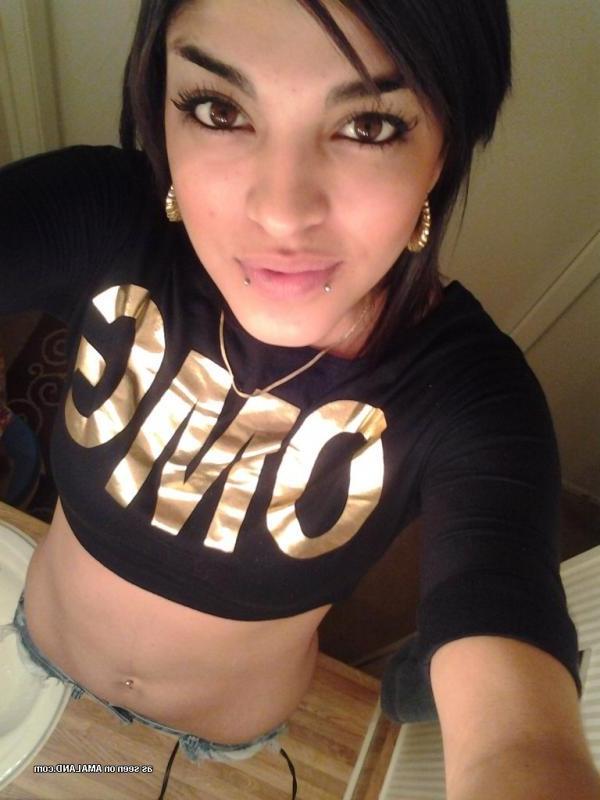 14P Gorgeous GF displays her fine body while selfshooting