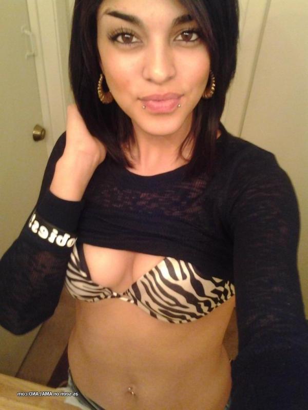 14P Gorgeous GF displays her fine body while selfshooting