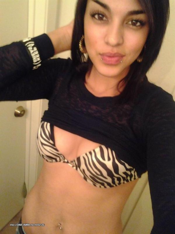 14P Gorgeous GF displays her fine body while selfshooting