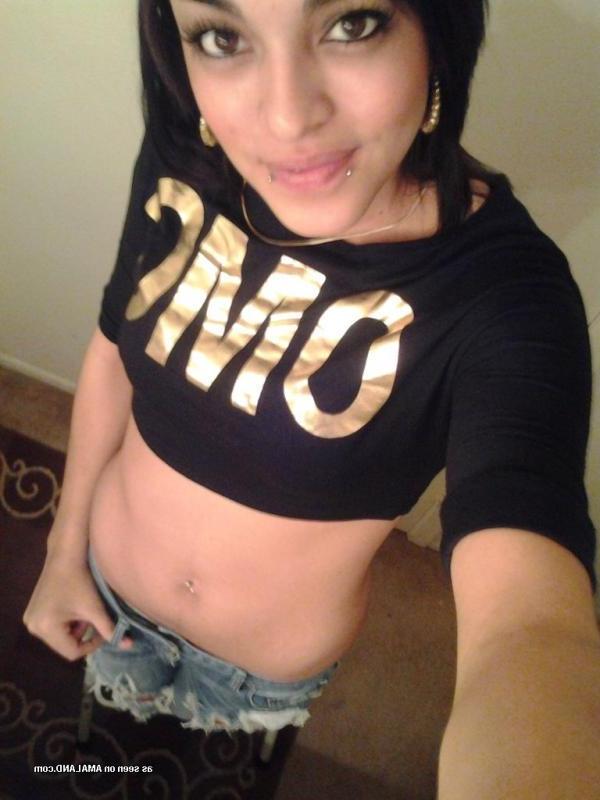 14P Gorgeous GF displays her fine body while selfshooting