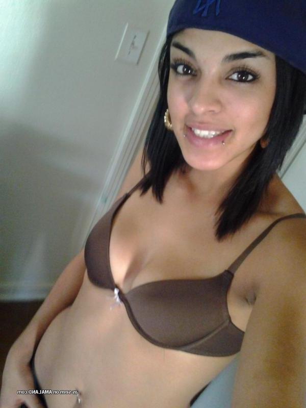14P Gorgeous GF displays her fine body while selfshooting