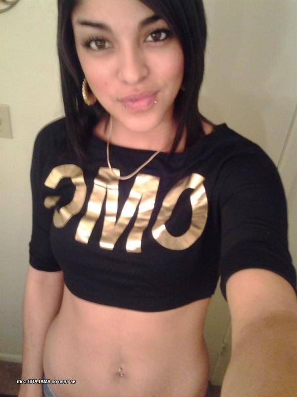 14P Gorgeous GF displays her fine body while selfshooting