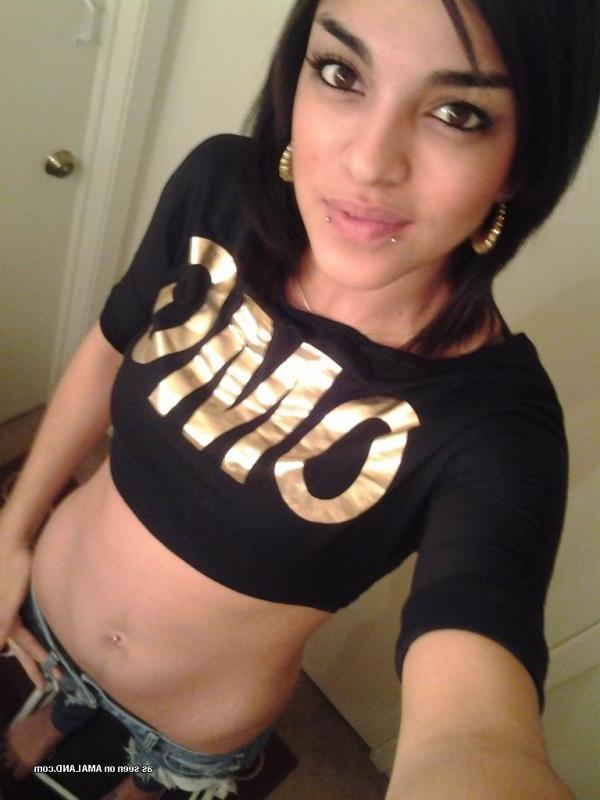 14P Gorgeous GF displays her fine body while selfshooting
