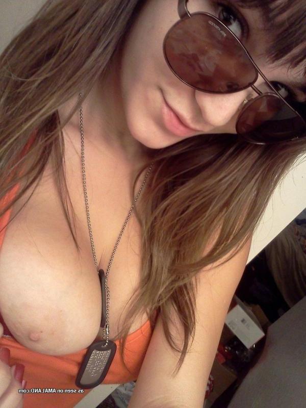 14P Gallery of a busty camwhoring chick posing in the nude