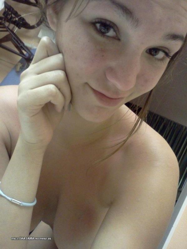 14P Gallery of a busty camwhoring chick posing in the nude