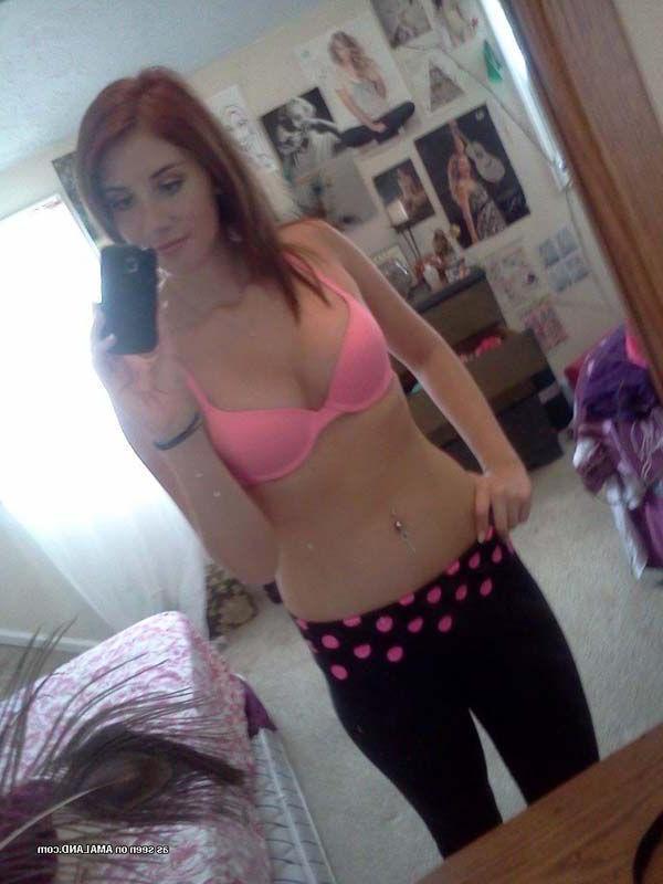 15P Pictures of a stunning teen taking sexy pics of herself