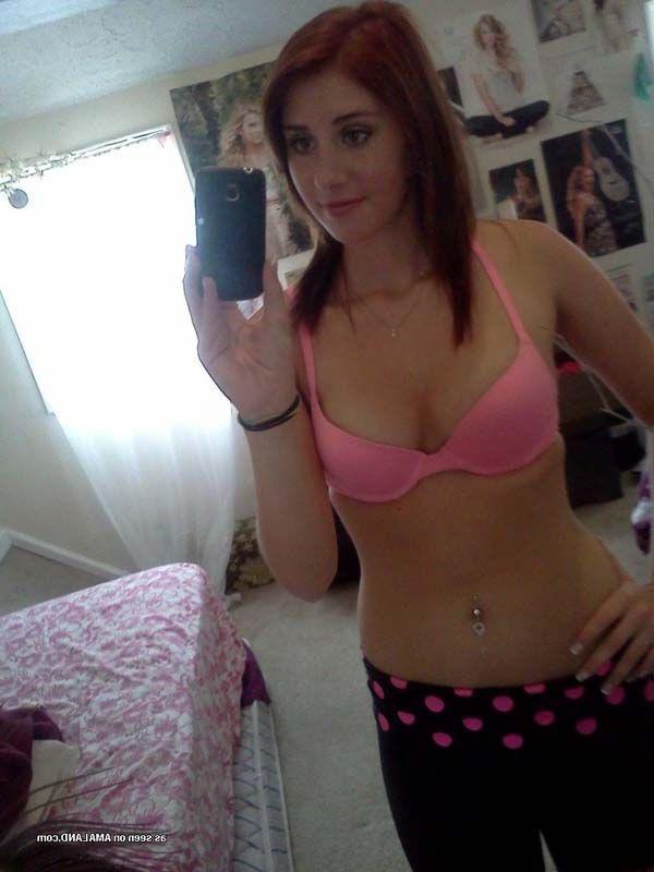 15P Pictures of a stunning teen taking sexy pics of herself