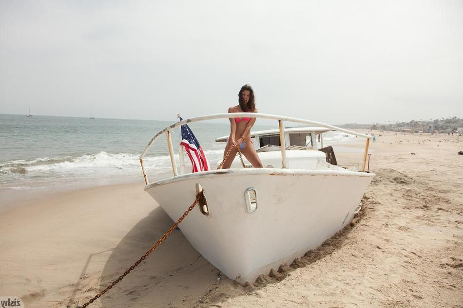 8P Pretty teen Yesenia Corral strips on a boat