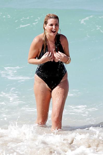 16P Josie Goldberg nipslip and stuff in a swimsuit 