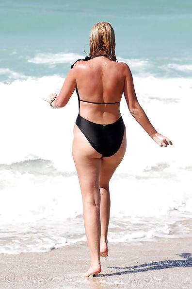 16P Josie Goldberg nipslip and stuff in a swimsuit 