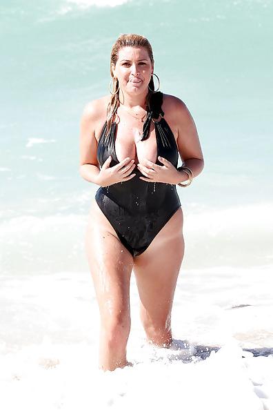 16P Josie Goldberg nipslip and stuff in a swimsuit 