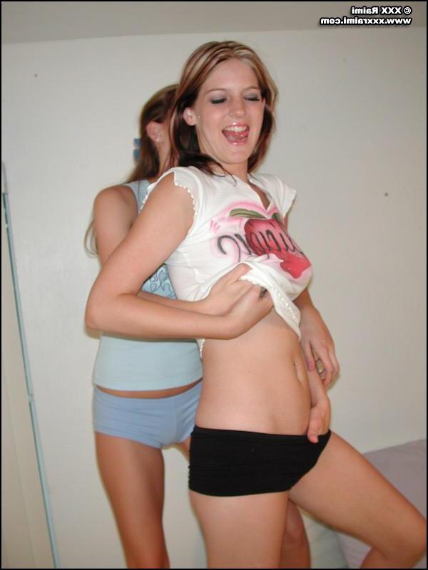 20P Pictures of XXX Raimi shoving a dildo up her Taylor Little\'s pussy
