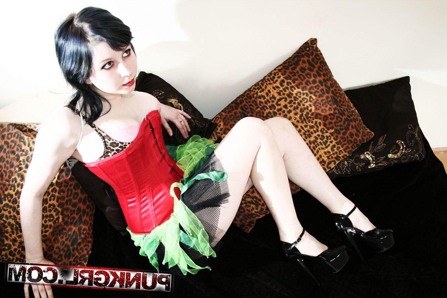 15P Pictures of teen punk Angel Fox showing her hot body