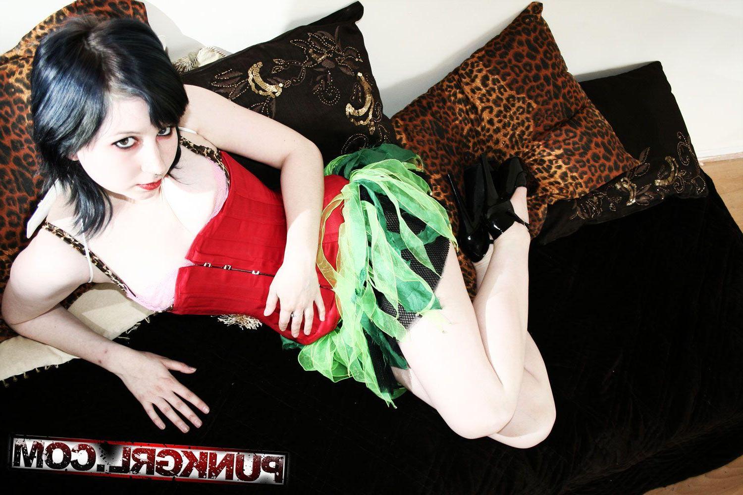 15P Pictures of teen punk Angel Fox showing her hot body