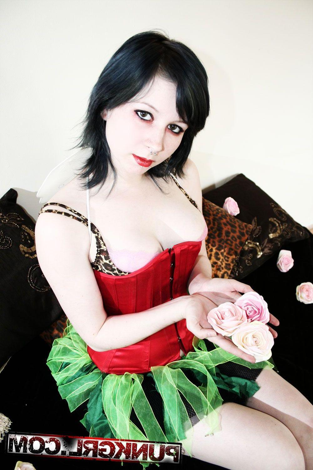 15P Pictures of teen punk Angel Fox showing her hot body