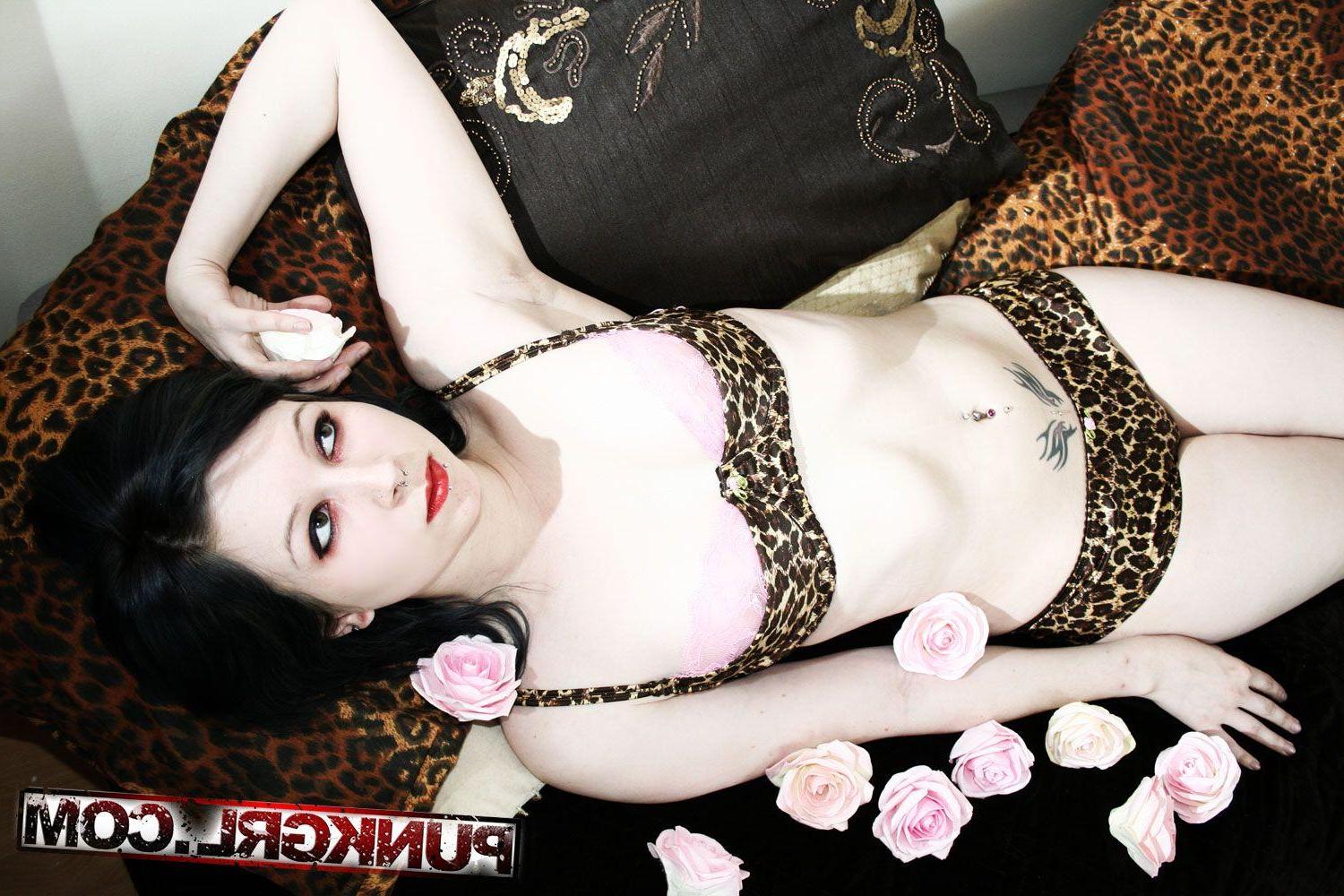 15P Pictures of teen punk Angel Fox showing her hot body