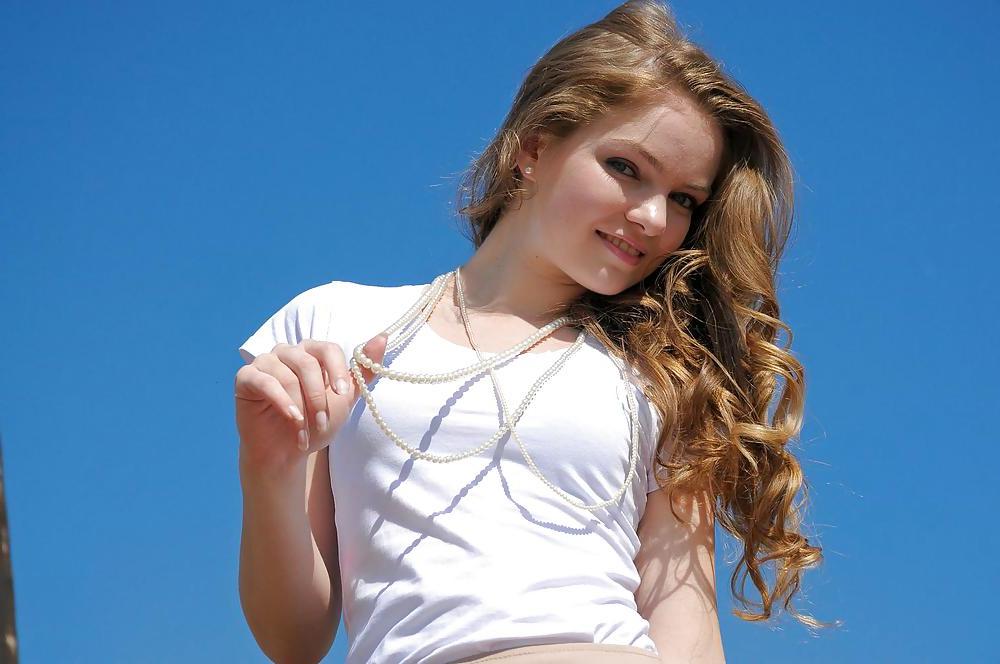 16P Tiny teen showing her pale sexy body