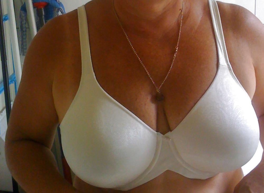 25P A few sexy snaps of bits of Michelle's glorious body...