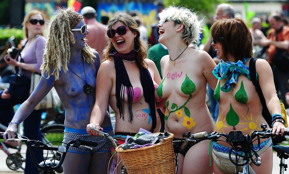 25P I decided to paint my naked body and then leave the house 1