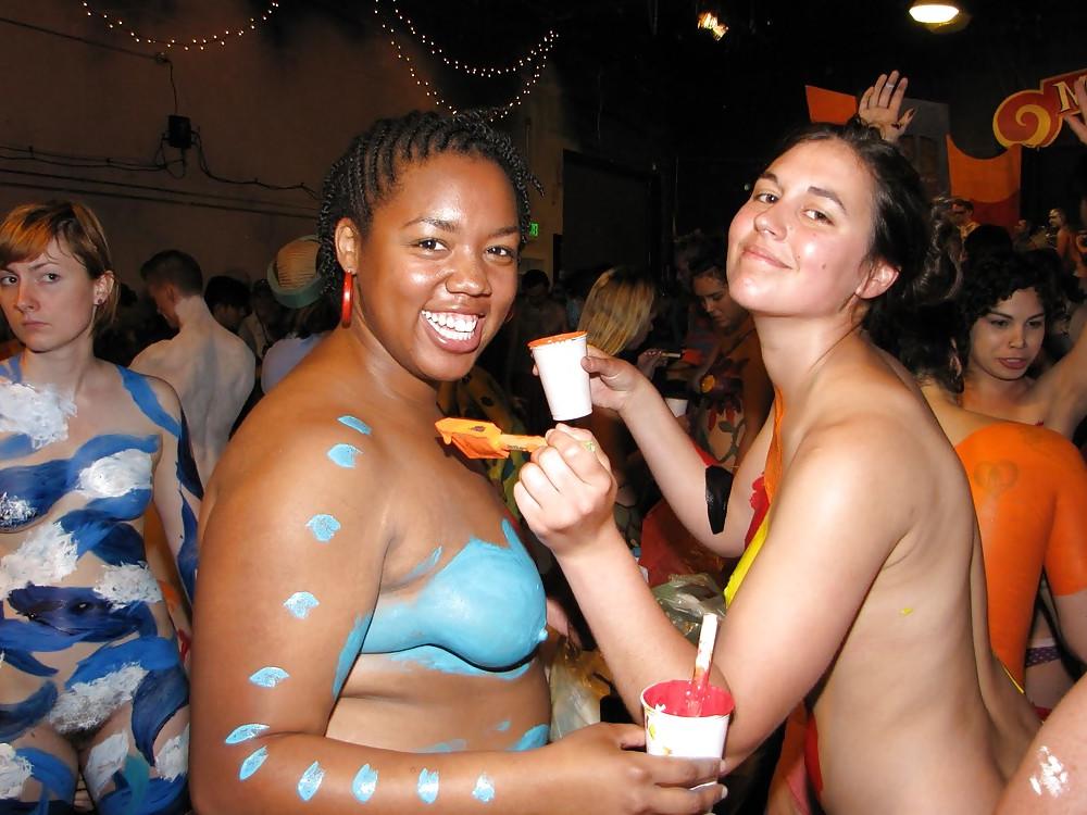 25P I decided to paint my naked body and then leave the house 1
