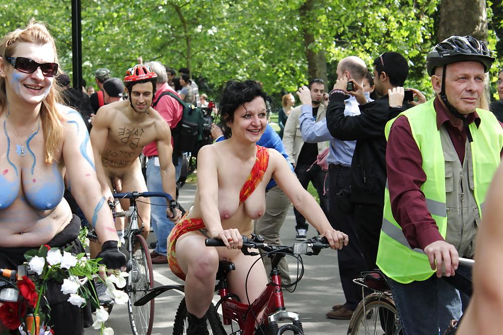 25P I decided to paint my naked body and then leave the house 1