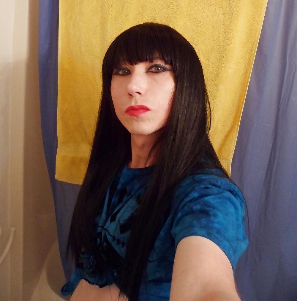 9P Makeup attempt-eyeliner,eye shadow, lipstick