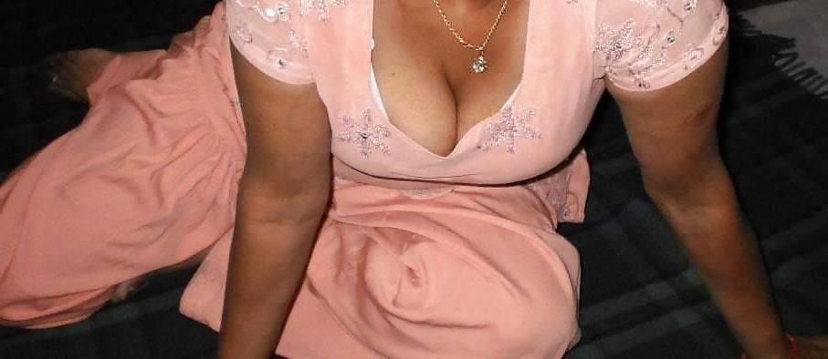 5P Pakistani wife in salwar kameez showing boobs