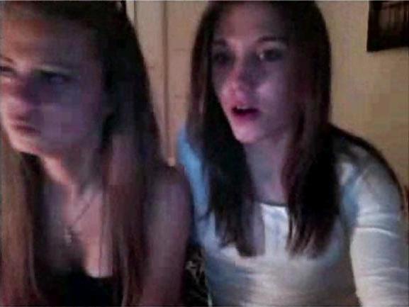 12P CHATROULETTE GIRLS - COMMENT DIRTY