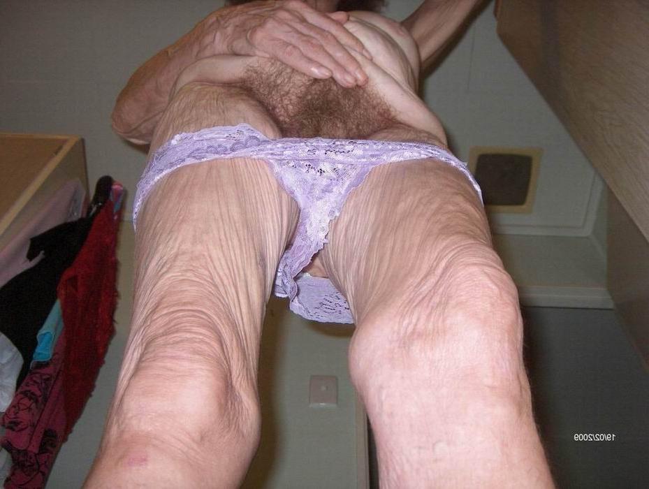 15P Hairy granny showing her wrinkled body