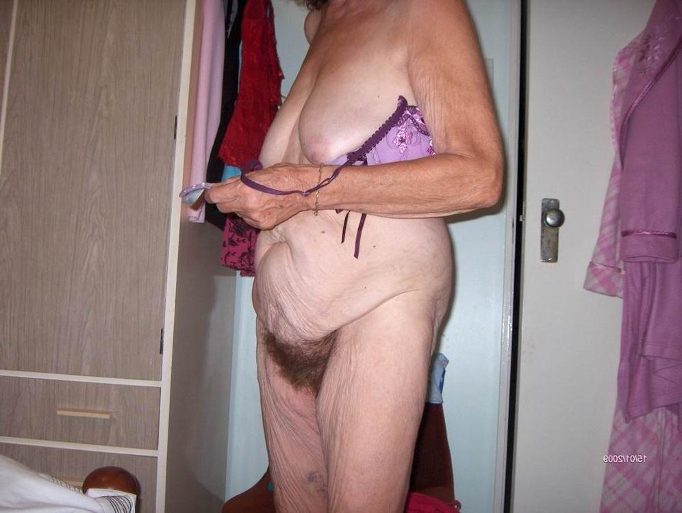 15P Hairy granny showing her wrinkled body
