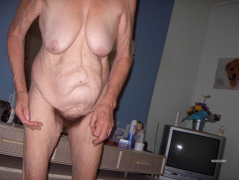 15P Hairy granny showing her wrinkled body