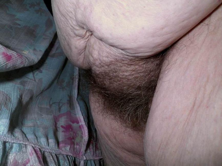 15P Hairy granny showing her wrinkled body