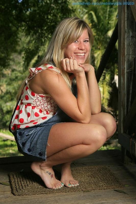 16P Blonde Phoenix posing naked outdoor