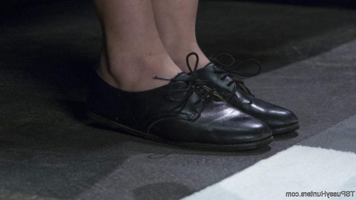 20P Jessica Fox is trying to close up shop at her shoe store when a talking disaster