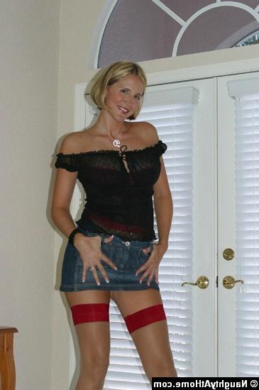 15P Busty MILF Desirae Spencer