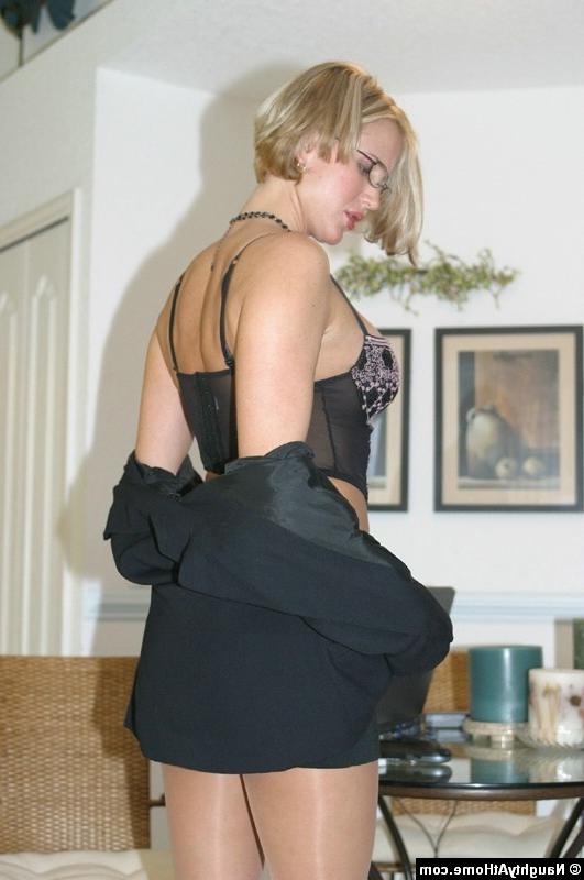 15P Busty MILF Desirae Spencer