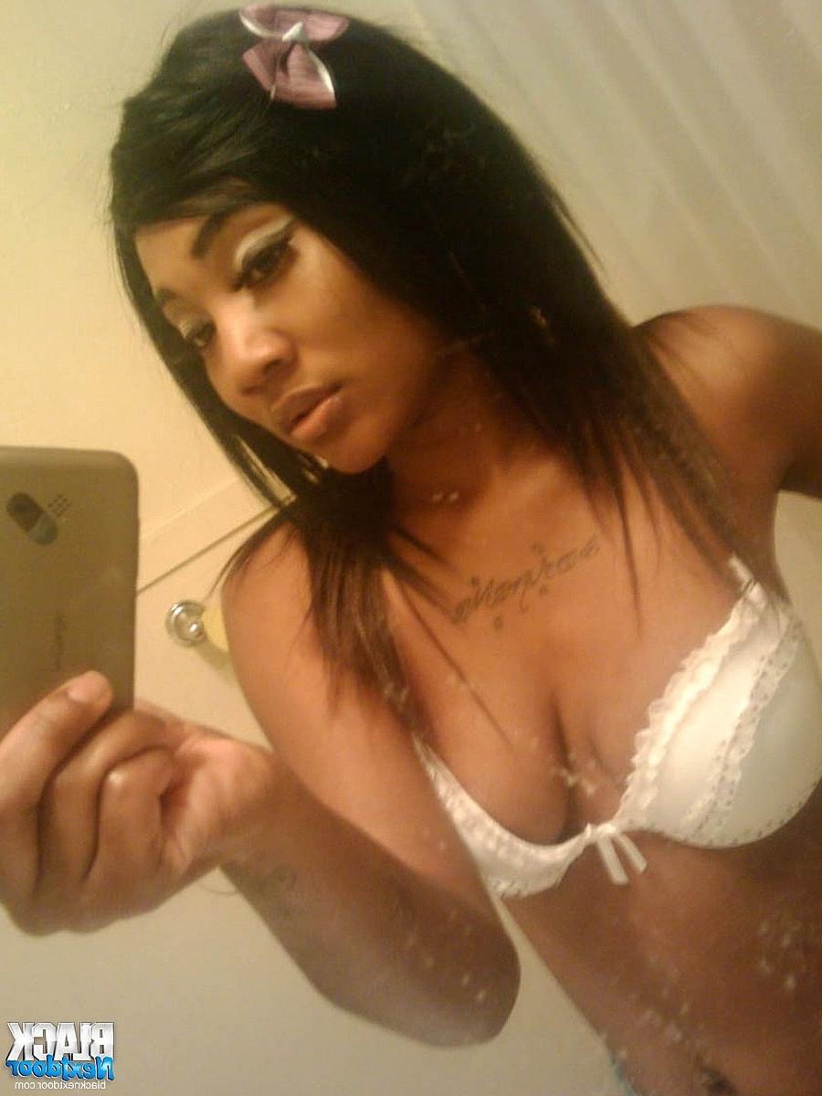 10P Sexy ebony babe having fun with camera