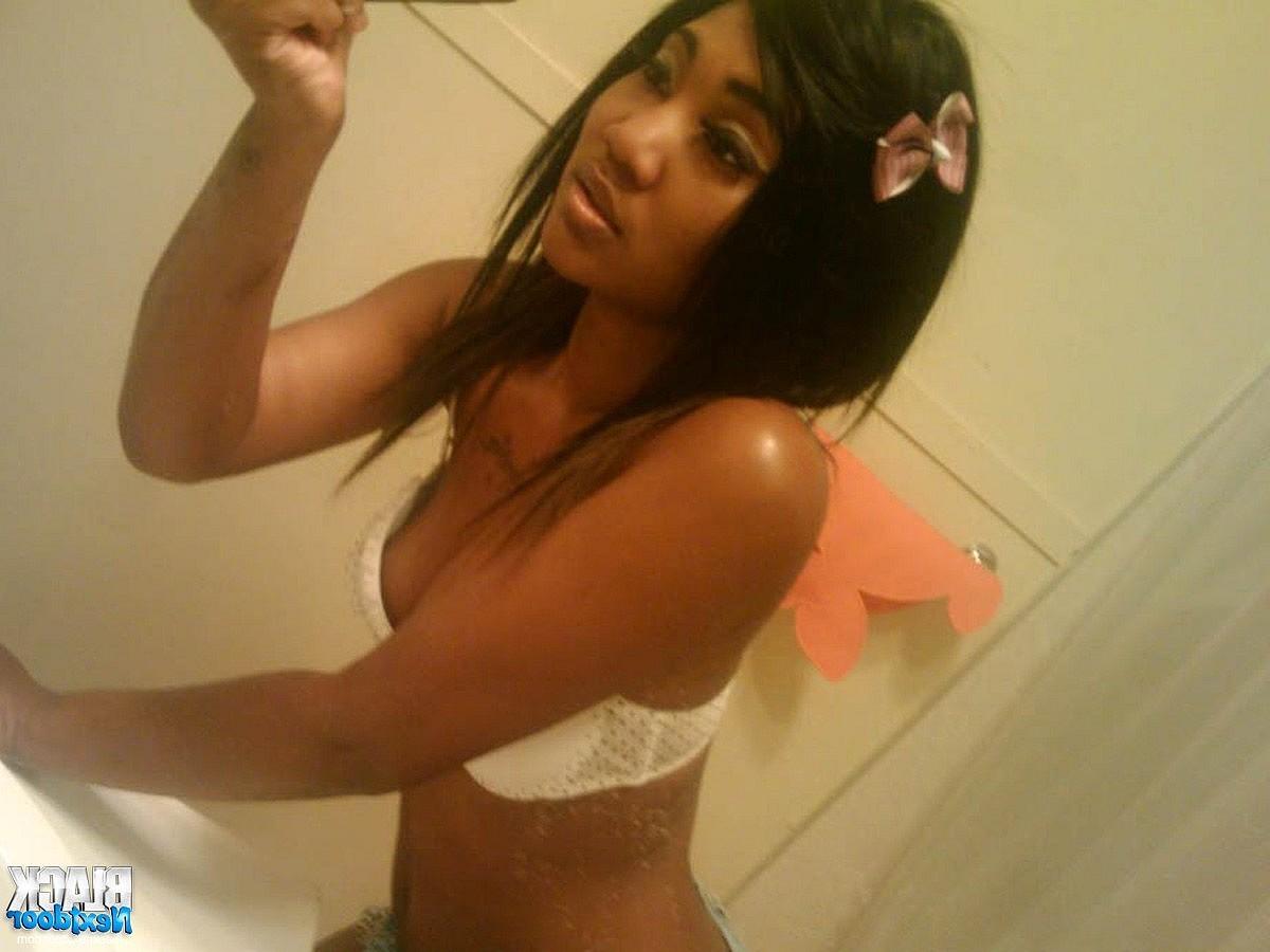 10P Sexy ebony babe having fun with camera