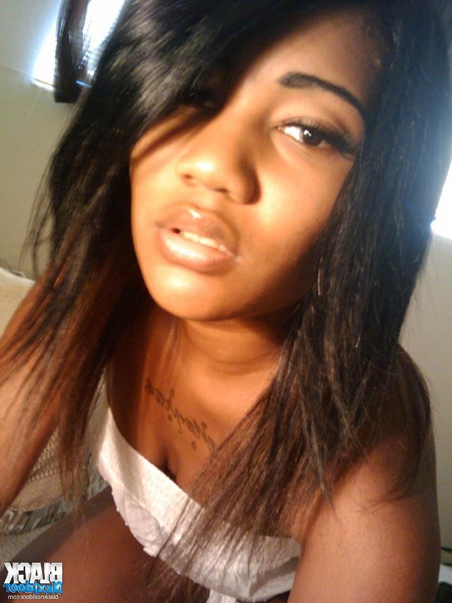 10P Sexy ebony babe having fun with camera