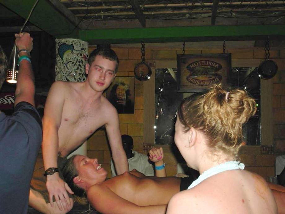 10P Drunk teens in amateur home porn pictures